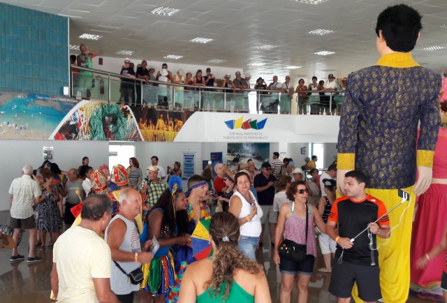 Turistas no terminal do Porto do Recife