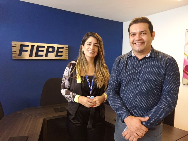 Carolina Campos (gerente regional da Fiepe) e Edson Cavalcante (consultor)