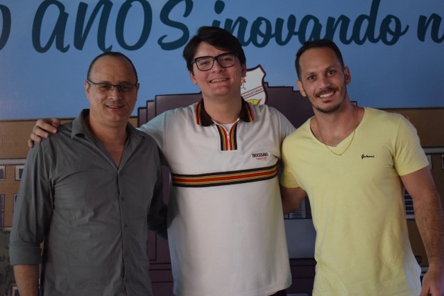 Vitor Dias com os professores Veridiano Santos e Mázio Miguel